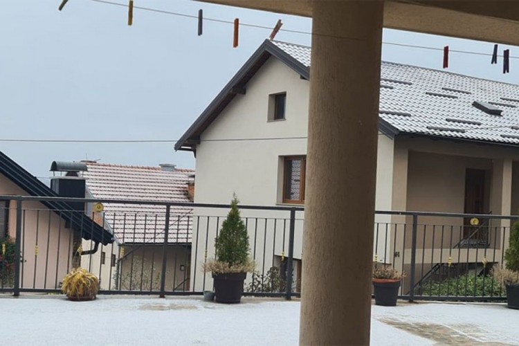 Snijeg zabijelio krovove u Sarajevu