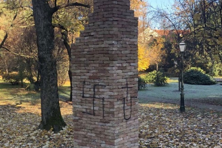 Na spomeniku žrtvama Holokausta u Varaždinu osvanuli ustaški simboli