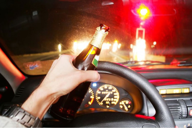 Pijani Dobojlija zaletio se automobilom u policajce