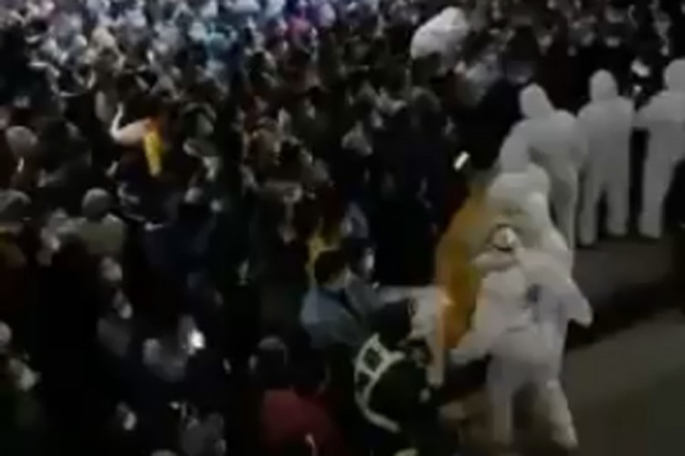 Haos na šangajskom aerodromu zbog naredbe za masovno testiranje