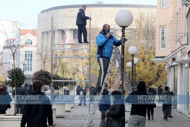 U Banjaluci počelo postavljanje novogodišnje rasvjete