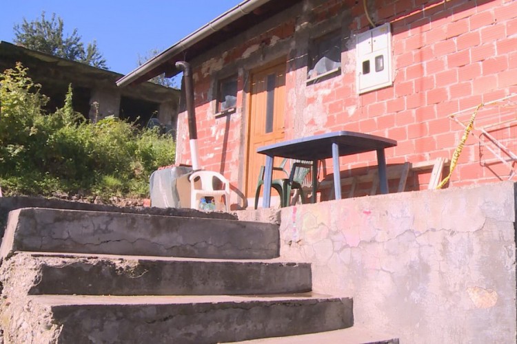 Optužena da je sjekirom ubila majku