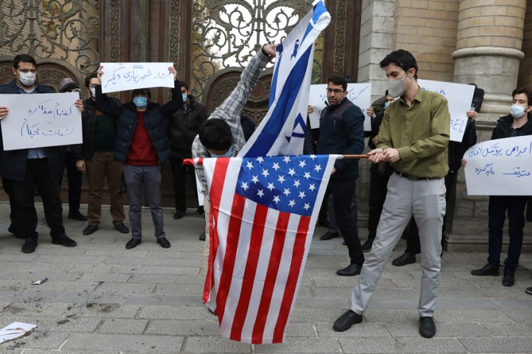 Talas bijesa zahvatio Iran, palili američku i izraelsku zastavu