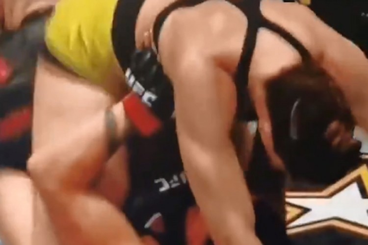 MMA zvijezdi ispale grudi tokom borbe, sudija priskočio u pomoć