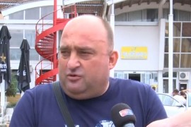 Odbornik u skupštinsku salu može ući samo ako ga četvorica nose