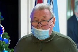 Pogledajte kako je Šeks nosio masku pred kamerama