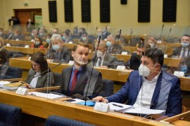 Stanivuković se od zaposlenih u Skupštini oprostio tortama