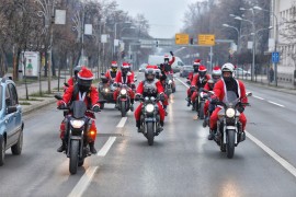 Djeda Mrazevi na motoru djelili paketiće djeci
