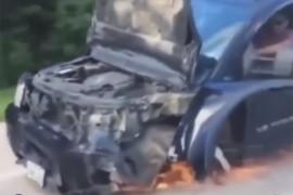 Vozio kamionet bez prednjeg točka i s podignutom haubom