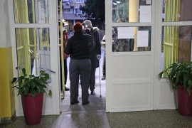 Policiji prijavljeno da neakreditovane osobe pregledaju dokumente ...