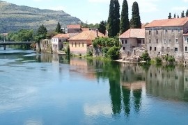 Otrovne kocke za pacove  pobacane uz rijeku Trebišnjicu
