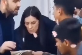 Uhapšeni migranti zbog tjeranja djevojke da ljubi prostirku za ...