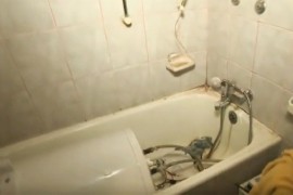 Prala kosu tokom potresa, bojler pao u kadu