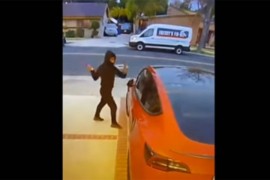 Čekićem na Teslu - nasrnuo na auto iz čista mira