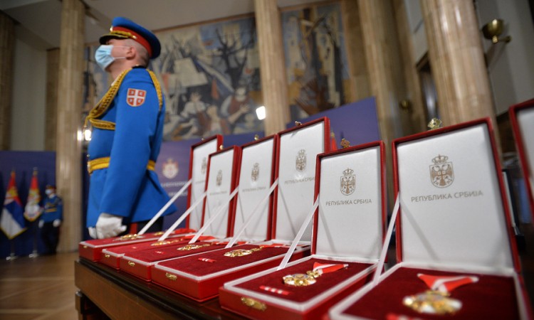Vučić posthumno uručio odlikovanja medicinarima