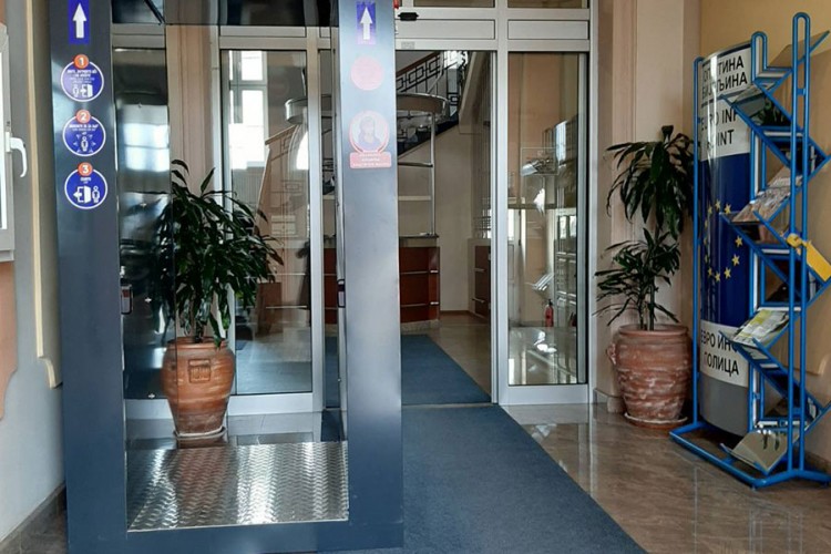 Postavljen dezinfekcioni tunel na ulazu u Gradsku upravu u Bijeljini