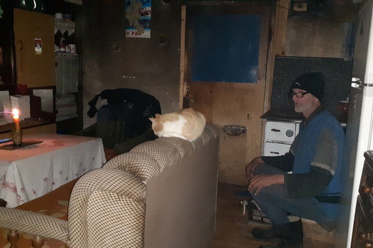 Bivši borac Pero Santrač spava ispod kišobrana