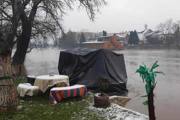 Nabujala Sana odnijela turističku lađu