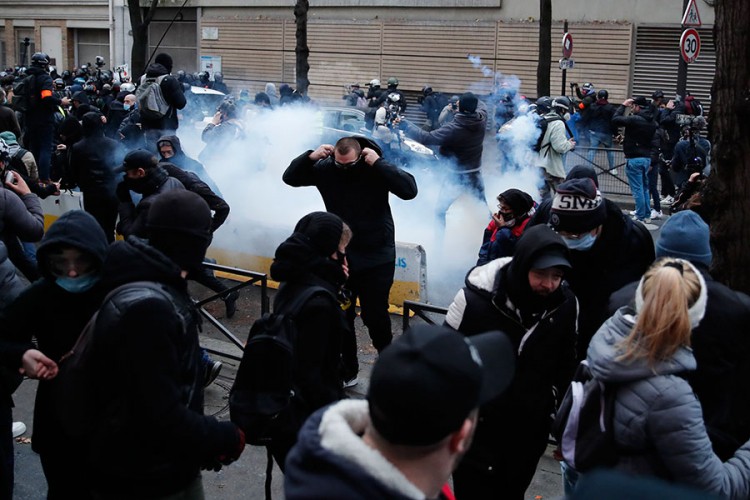Protest u Parizu: Demonstranti ispalili vatromet, a policija suzavac