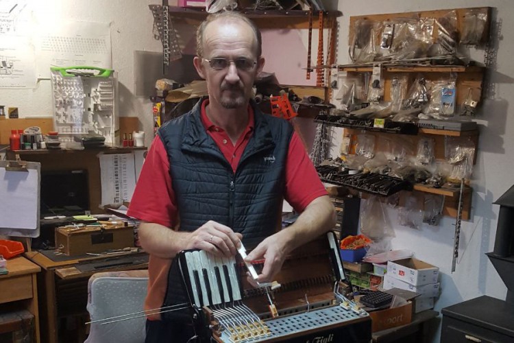 Dubičanin Zoran Kondić harmonikama vraća čarobni zvuk