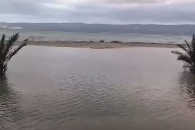 Snažno nevrijeme pogodilo Jadran: Dio Omiša pod morem