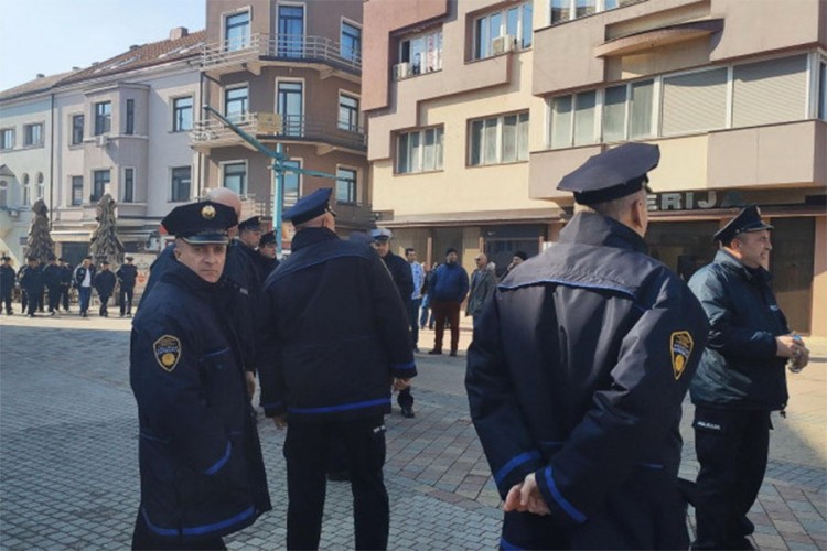 Korona prorijedila redove policije