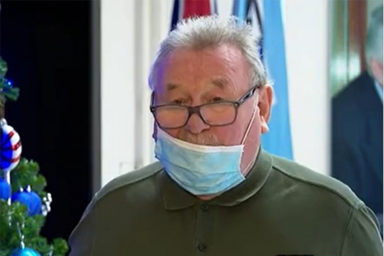 Pogledajte kako je Šeks nosio masku pred kamerama