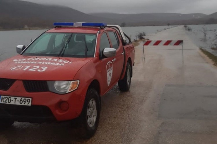 Poplave u Tomislavgradu, zatvorena lokalna saobraćajnica u Vinici