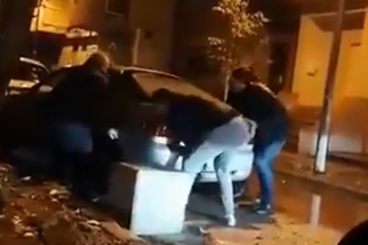 Ljuti Mostarci u ulozi "pauka": Sklonili auto i odblokirali saobraćaj
