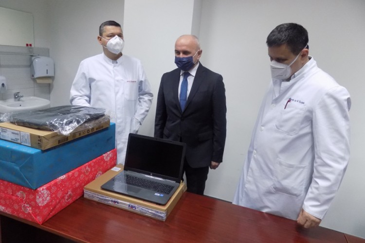 Đokić uručio pet računara Klinici intenzivne medicine