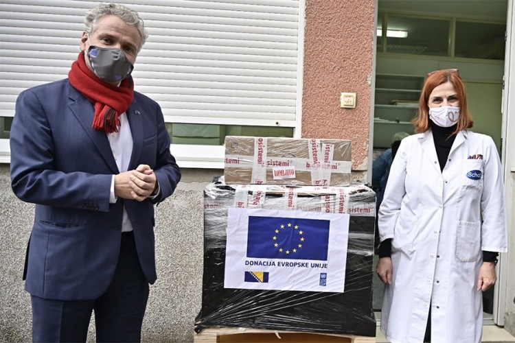 Zatler uručio PCR aparat bolnici u Mostaru
