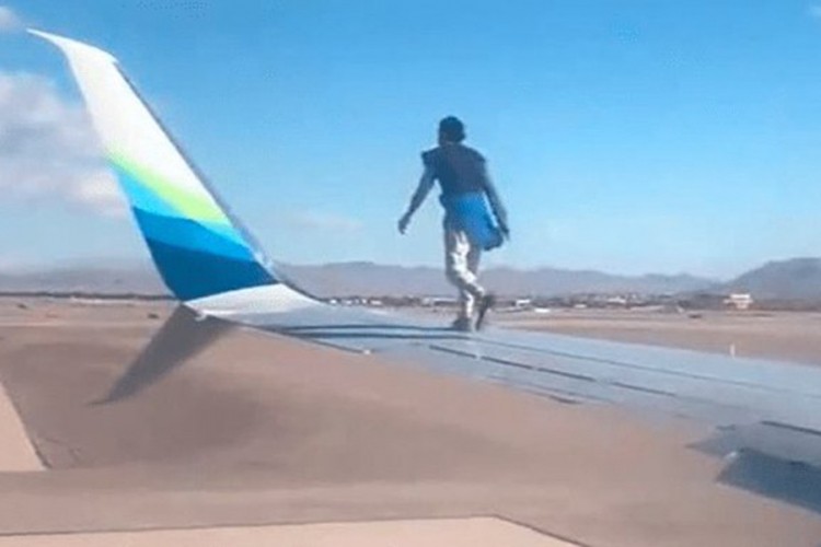 Las Vegas: Priveden jer se popeo na avion i hodao po krilu