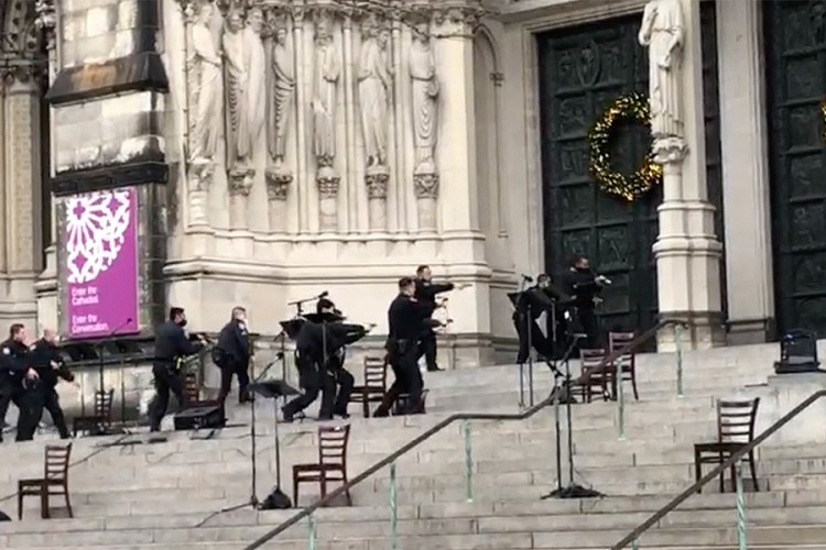 Preminuo napadač koji je pucao ispred crkve u Njujorku