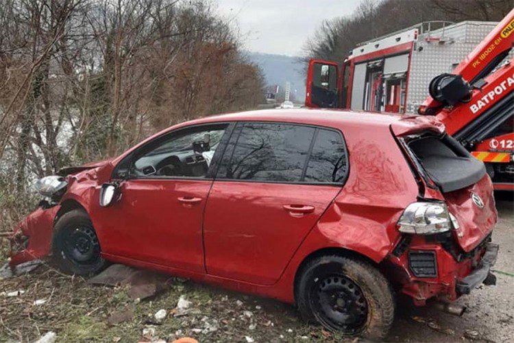 Banjalučki vatrogasci izvukli golfa koji je sletio u Vrbas