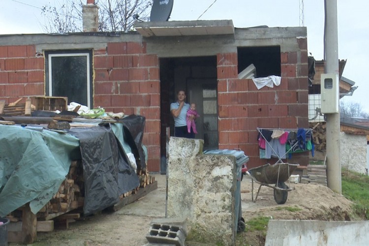 Porodici iz garaže grade pristojan krov nad glavom
