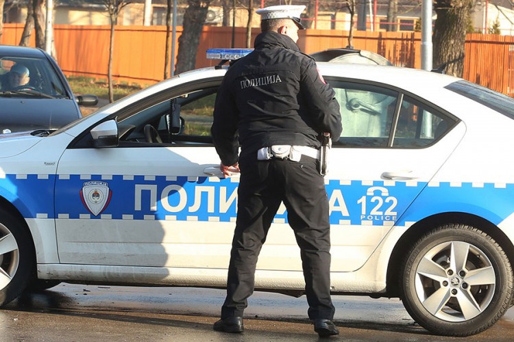 Policajci dočekuju snijeg u plitkim cipelama