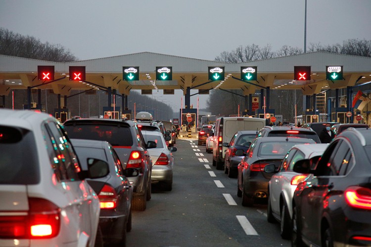 Kolona na Bajakovu duga pet kilometara