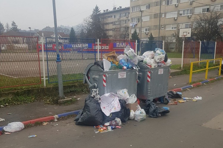 Kontejneri danima puni u banjalučkom naselju: "Da li su komunalci u štrajku?"