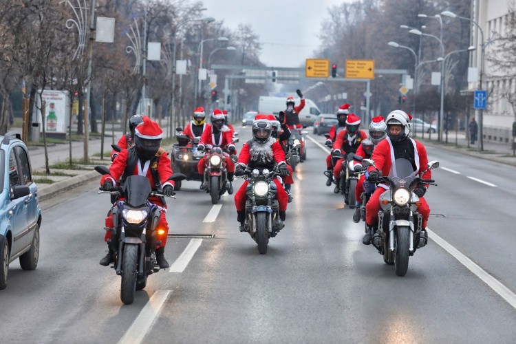 Djeda Mrazevi na motoru djelili paketiće djeci
