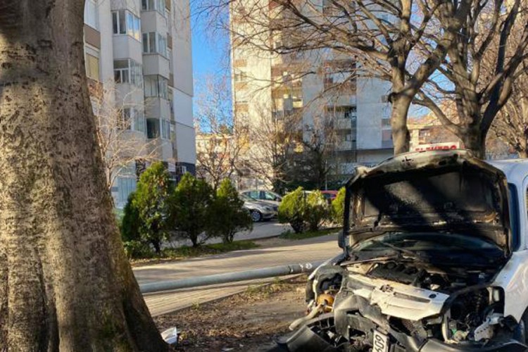 Zabio se u drvo pa u stub i odšetao sa mjesta udesa
