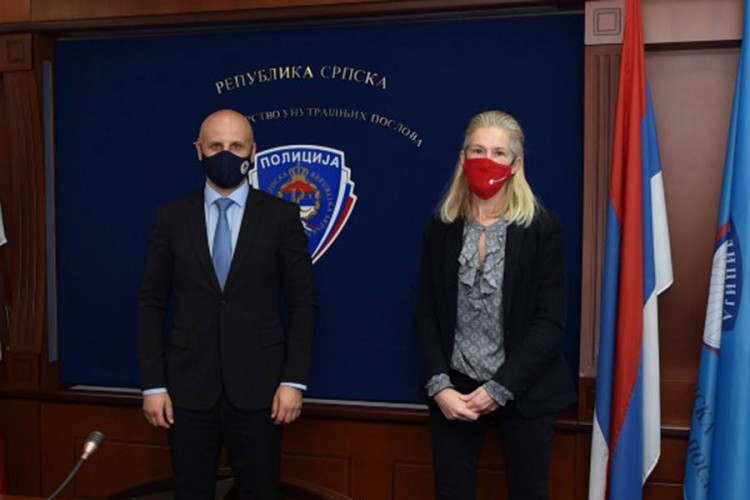Forenzička oprema za zaštitu djece na internetu donirana MUP-u RS