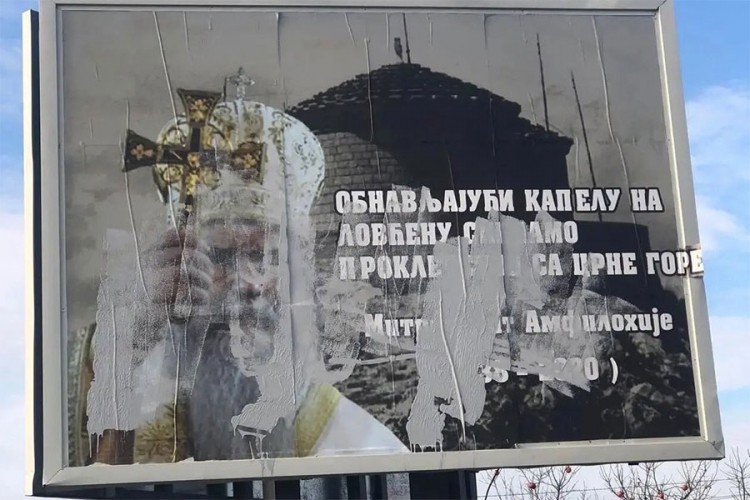 Oskrnavljeni bilbordi sa likovima patrijarha Irineja i mitropolita Amfilohija