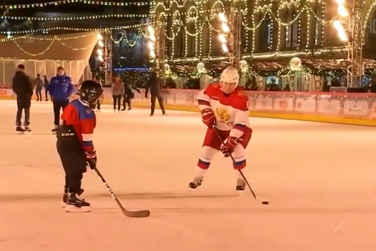 Putin ispunio želju dječaku: Klizanje sa predsjednikom na Crvenom trgu