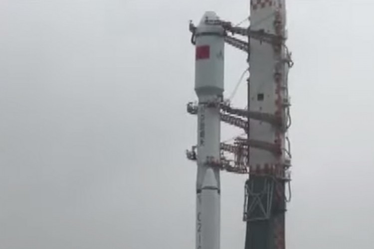 Prvi let nove rakete "dugi marš 8"