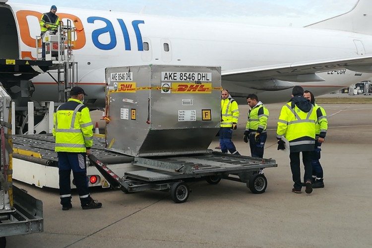 Avion sa prvim dozama Fajzerove vakcine sletio u Srbiju