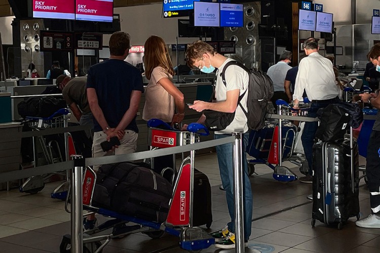 Ulazak u Francusku iz V. Britanije od ponoći moguć uz negativan test
