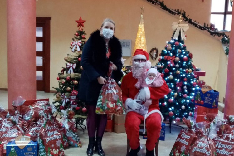 Podijeljeni paketići za 50 mališana