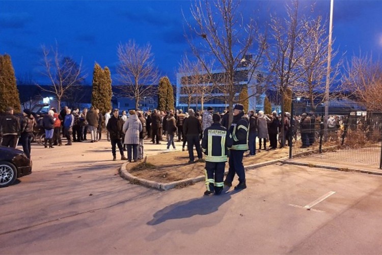 Građani Bihaća ponovo pred "Birom", na ulazu u grad pojačana policijska kontrola