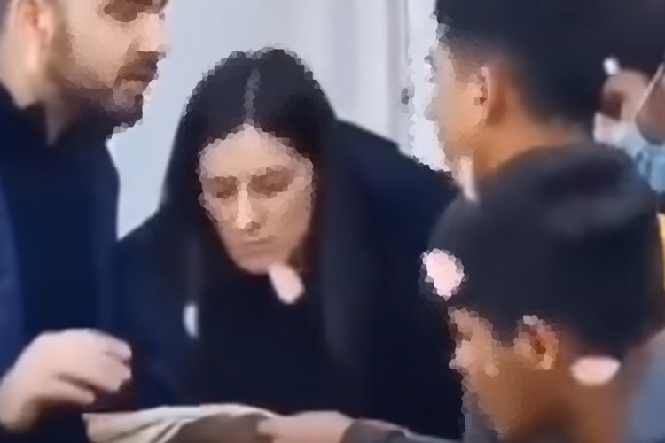 Uhapšeni migranti zbog tjeranja djevojke da ljubi prostirku za klanjanje
