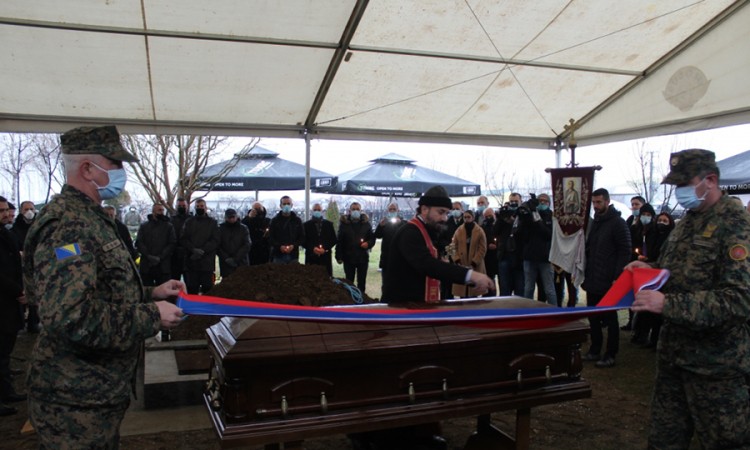 Uz počasnu paljbu sahranjen Mićo Mićić